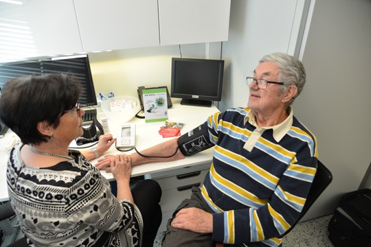 Aarto Alanne kävi tiistaina Ulla Sagulinin pakeilla verenpainemittauksen merkeissä. Uutiset olivat hyviä: paineet ovat oikein hyvät.