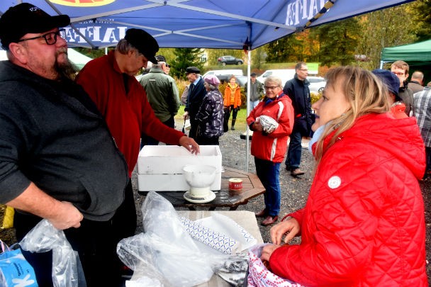 Eija Valto-Aartia sai viimeisen tuoreet silakat isälle viemisiksi, myymässä Mika Laitinen.