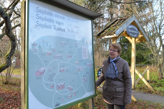 Ulla Andersson vakuuttaa, että kielten opiskelu kannattaa. Vapaa-aikanaan hän on mukana muun muassa Sagalundin museon vapaaehtoisten arkistoryhmässä.