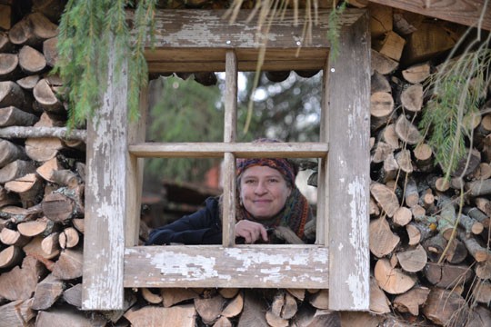 Sagalundissa saa lauantaina kurkistaa ikkunasta. Jos uskaltaa, myhäilee Sari Kippilä.