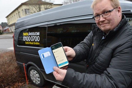 Juha-Pekka Honkanen esittelee Valopilkku-sovellusta puhelimestaan.