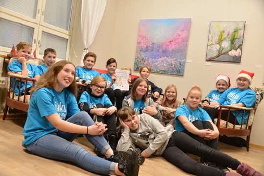 Melkein kaikki Pikkuyrittäjät olivat koolla tiedotustilaisuudessa, takaa vas. Veeti Kanerva, Romeo Rivinoja, Mikael Vataja, Iiro Turtiainen, Kristian Nummela, Oskari Moilanen, Minea Karjalainen; Nessa Johansson, edessä Milla Rantalaiho, Rasmus Fagerström, Emmi-Ilona Ellilä, Marju Ounapuu, Julia Heino ja Anne-Marie Mäkinen.