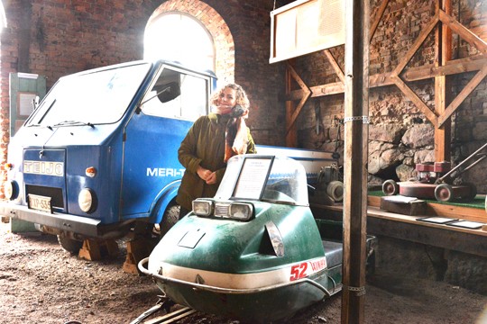 Winha -moottorikelkkojen valmistuksen aloittamisesta tulee kuluneeksi 50 vuotta. Yksi mallikappale on tallessa Mathildedalissa. Eveliina Pasanen puolestaan kokoaa kelkkatehtaan tarinaa dokumentiksi.