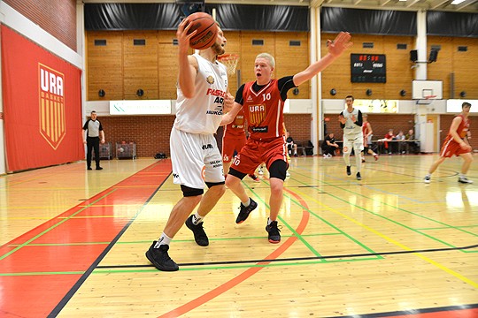 Trenton Thompson katsoo, mitä kautta ohittaisi Uran Samppa Mutilan.