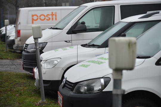 Postin autot ovat seisseet Perniössä yli kaksi viikkoa. Torstaiaamuna parkkipaikka jälleen tyhjenee.