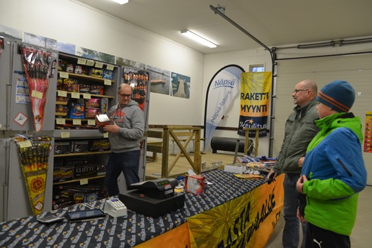 Kimmo Flink myi maanantaina Jukka ja Julius Ekströmille uudenvuoden raketit. Uusi lakialoite, joka antaisi ilotulitteiden ampumisluvan vain ammattilaisille on Jukan mielestä hyvä juttu, mutta Julius ei ideasta innostu.