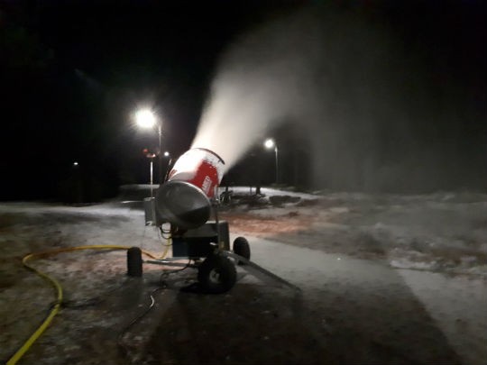 Lumitykki humisee Melassuolla.