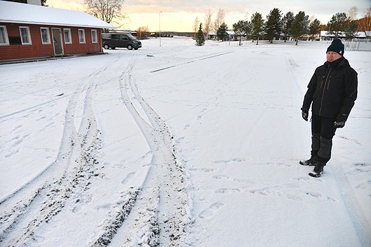 Jalkapallokentän ja juoksuradan pehmeään pintaan on sudittu syvät urat, näyttää Tomi Vuorinen.