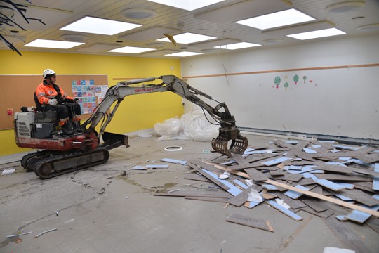 Konevoima jyllää sisätöissäkin; Jari Elo nosteli tiistaina laminaatteja yhteen kasaan.