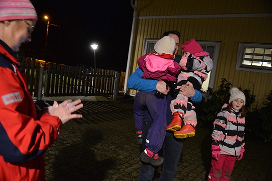 Mikko Wikström haki tyttäriään Emmiä ja Ainoa hoidosta Särkisalon päiväkodista tiistaina. Vanhin lapsista käy jo koulua.