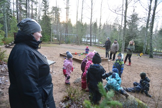 Tiistaina leikkikentällä muun muassa kiivettiin kivelle. Arja Virtanen seurasi tilannetta metsän puolelta ja Maaret Aitio ja Jaana Jokinen taustalta.