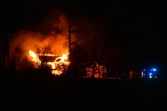 Pelastuslaitos sai hälytyksen klo 16.23. Kuva on otettu noin kymmentä vaille viisi, jolloin palo oli jo voimakas.