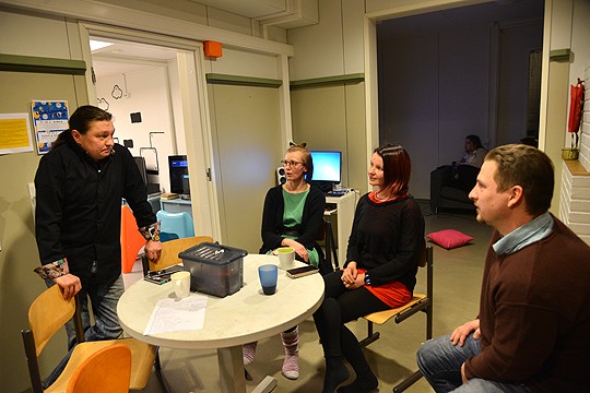 Nuorisotila on Kiskossa pidetty palvelu, jonka toivotaan pysyvän nykyiseen tapaan auki edelleen. Tiistai-iltana asiaa puntaroivat nuoriso-ohjaaja Petteri Rissanen (vas) sekä Marika Vainio, Liisa Putkonen ja Teppo Raste.