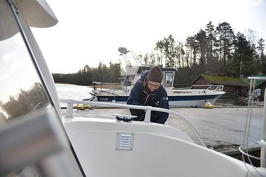 Jenny Westberg kiinnittää venettä Skatan laituriin.