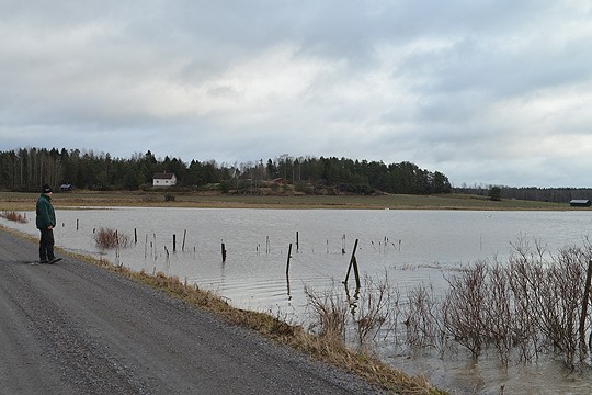 Saarenjärvi tulvi tielle siinä, missä usein ennenkin. Janne Salminen piipahti katsomassa tien kuntoa maanantaina.