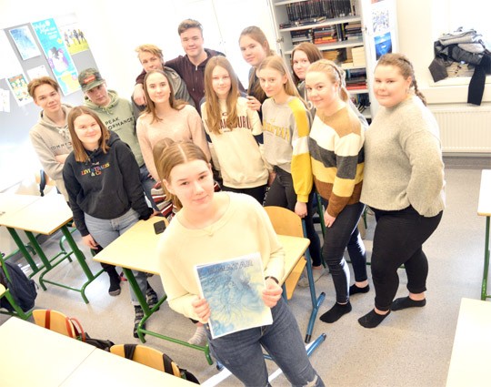 Ilmattaren melkein koko toimituskunta koolla: lehteä pitelee Sanni Lehti.