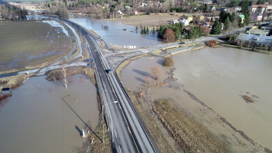 Perniönjoki nousi pitkälle pelloille Perniön asemalla. Kuva Timo Korpinen.