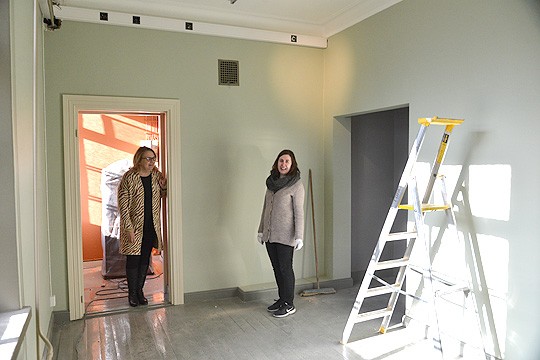 Mia Juva ja Anna Väänänen museon vastamaalatussa alakerran huoneessa.
