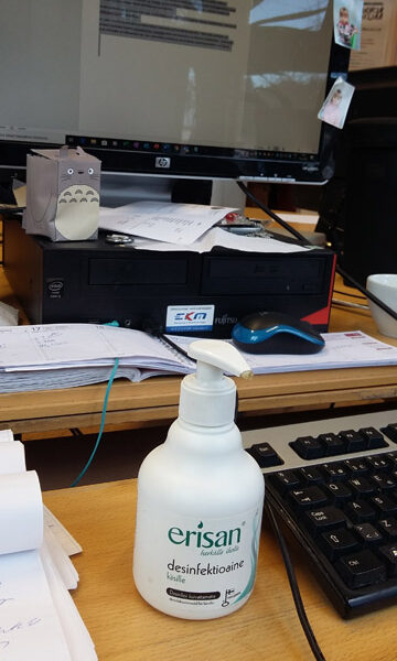 Käsidesipullo päätoimittajan pöydän vieressä on parhaillaan pakollinen varuste.