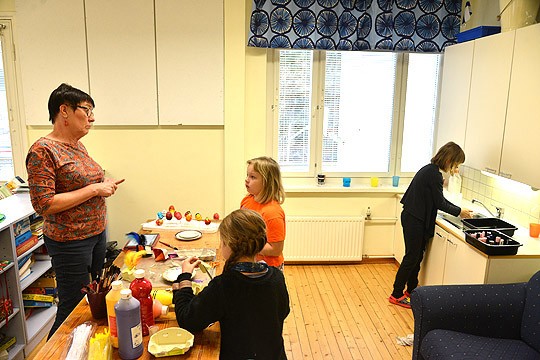 Särkisalon koulussa oli tiistaina kolme oppilasta. Koulunkäyntiohjaaja Leena Tallqvist pääsiäisaskarteli Eveliinen, Claudian ja Venlan kanssa.