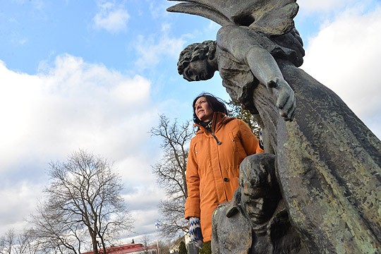 Anna Kaisa Siltanen kiittää: Arkkipooki -palkinnon saaminen lämmittää mieltä. Kuvan muistomerkin suunnitteli Yrjö Liipola.