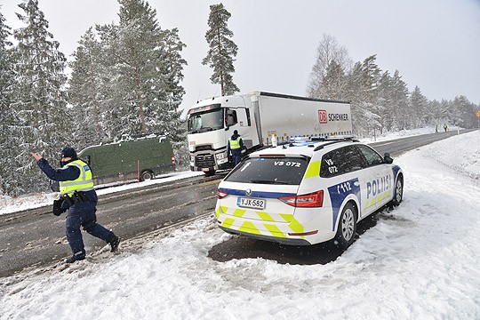 Ylikonstaapeli Hanna Laaksonen ja vanhempi rikoskonstaapeli Simeon Sundman tarkastivat autoja maananataina iltapäivällä maakunnan rajalla. Tämä rekka sai jatkaa matkaansa.