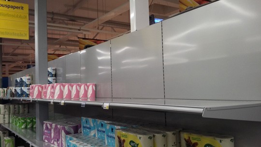S-marketin vessapaperihyllyssä oli perjantaina paljon tyhjää.