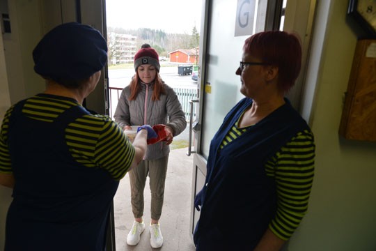 Charlotte Ristimäki haki tiistaina koulupäivän päätteeksi keittoa koululta. Laitoshuoltajat Päivi Kaskia ja Leena Jääskeläinen toivat ruoan ovelle.