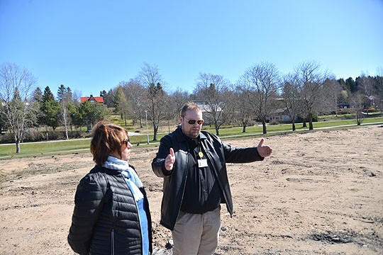Sirkku Leikkonen ja Arttu Karhulahti toivovat, ettei kouluhanke enää viivästyisi.