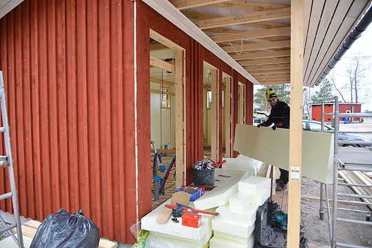 Förbyssä rakennetaan uutta vessa- ja suihkurakennusta. Kai Viirret kantoi eristeitä sisälle maanantaina.