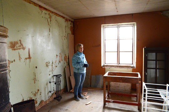 Kaunis navetta kätkee sisäänsä vanhan asunnon, jonka huoneisiin Erikssonit ovat kaavailleet pienimuotoista bed & breakfast toimintaa.