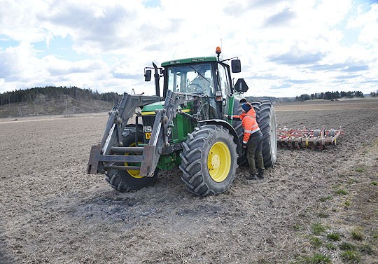 Johanna Ali-Melkkilä kävi kysymässä Juho Vainiolta töiden sujumisesta.