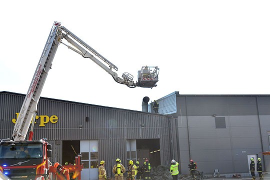 Tilanne vaati myös palokunnan käymistä halin katolla.