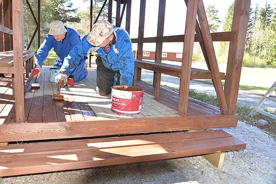 Katos palvelee kohta vaikka tuloskirjuria. Lasse Kurppa ja Timo Hellberg maalasivat katosta uuteen uskoon viime viikolla.