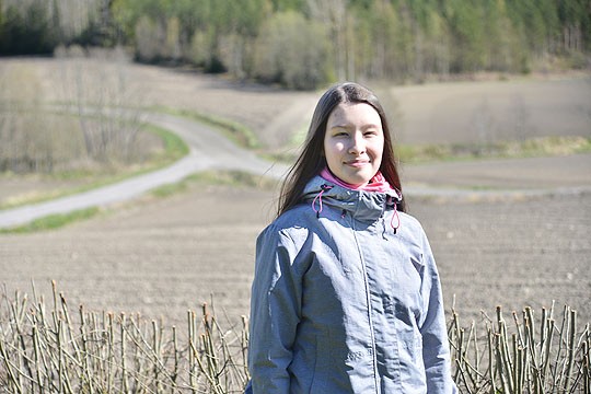 Tienristeys sopii kuvan taustalle; omalla laillaan tienhaarassa ovat ylioppilaatkin, kuten Jasmin Jurmu.