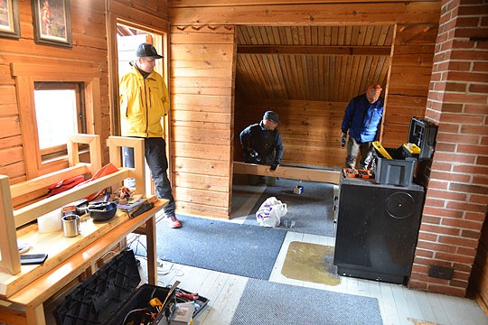 Ilkka Lariola piipahti katsomassa, miten kalamajan sisäpäivitys etenee. Maanantaina laverin runkoa kokosivat Sami Hänninen ja Ari Oinas.