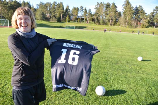 Pelipaidat Mallorcan-turnausta varten ovat valmiina. Heli Sarparanta esittelee Johanna Mussaaren paitaa.