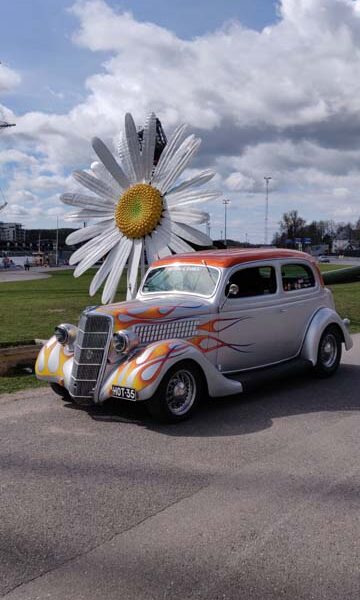 Heikki Palkkisen Ford vetää perjantaina letkan jenkkiautoja Teijolle. Kuva Taina Palkkinen.