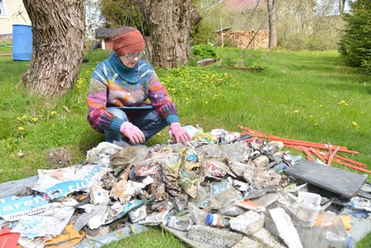 Leena Muurin keräämistä roskista saa käsityksen siitä, mitä kaikkea Ylönkylän kohdalla autoissa syödään ja juodaan.