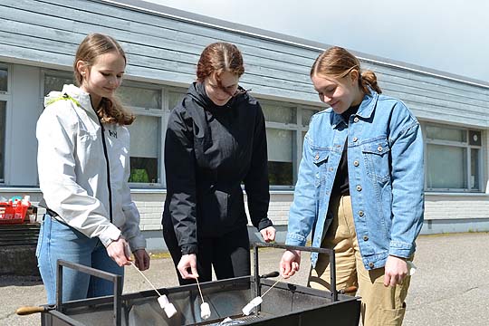 Yhdeksäsluokkalaiset Siiri Lempiäinen, Helmiina Johansson ja Julia Venhomaa grillasivat kotitaloustunnilla makkaroita, vaahtokarkkeja ja kasvisnyyttejä. Kaikki heistä suuntaavat lukioon.