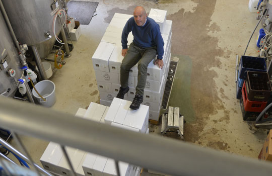 Kesän oluet on keitetty ja pullotettu, syksyllä jatkuu varsinainen valmistaminen, sanoo Pauli Sarelius.