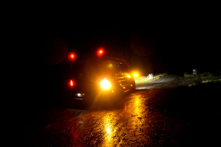 Pikkubussi hämärällä tiellä.