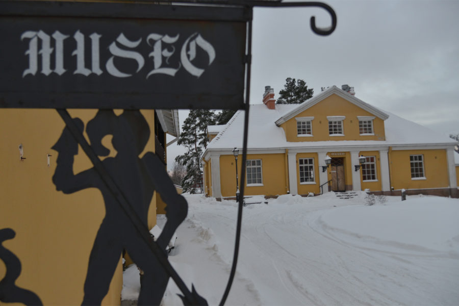 Perniön museorakennus lumisessa säässä.