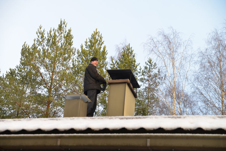 Nuohooja katolla piipun vieressä.