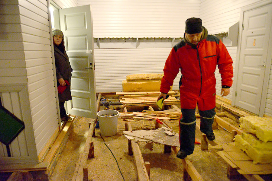 Avattu lautalattia, mies ja nainen katselevat työmaata.