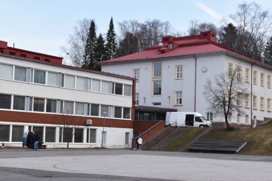 Kuvassa kaksi koulurakennusta mäellä.