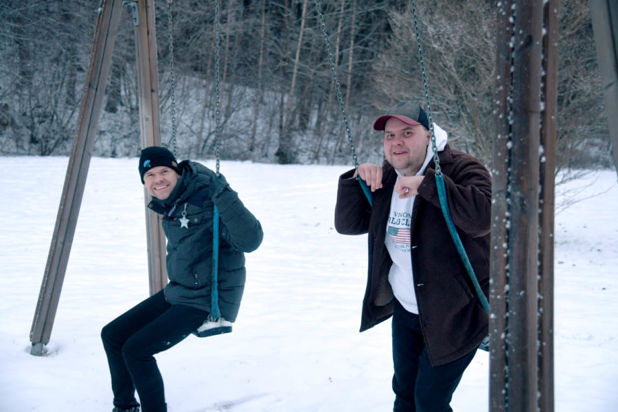 Mauno Haukila ja Petteri Kallonen lumisissa keinuissa.