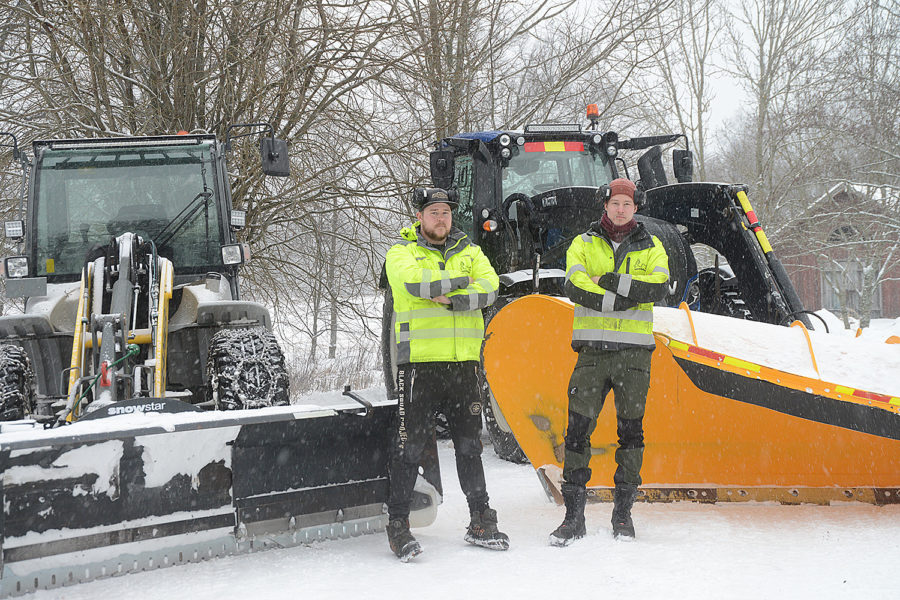 Juuso ja Joonas Karimo aurauskaluston edessä.