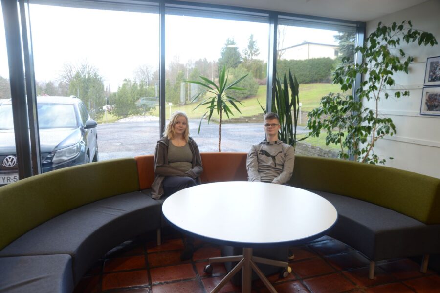 Theresa Heinonen ja Kaur Kopli yhteiskoulun aulassa.