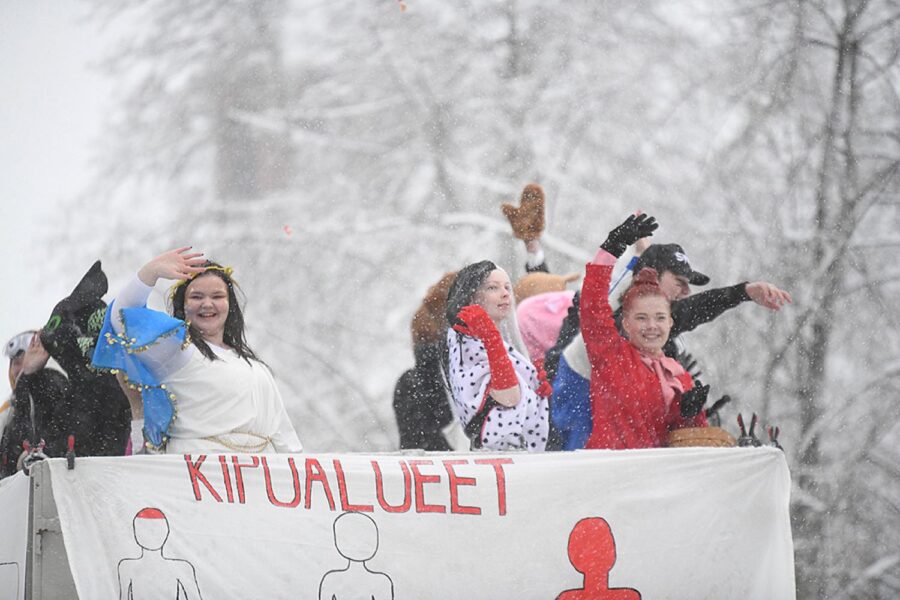 Abiturientteja penkkariauton lavalla.